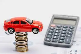 Miniatura de un camión y monedas, representando cómo los costos de transporte afectan el presupuesto de construcción
