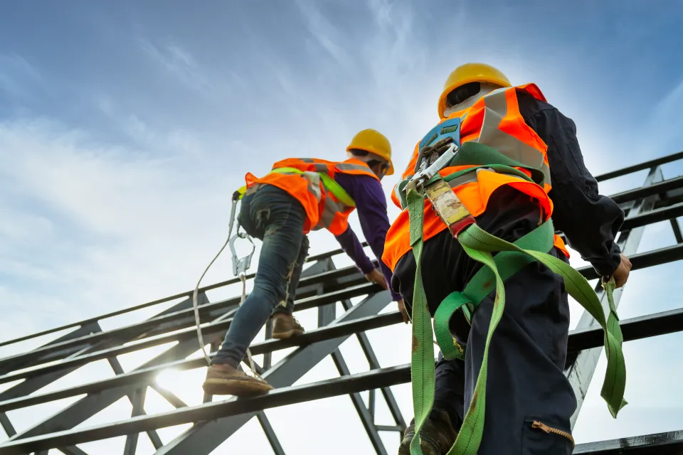 Trabajadores en obra implementando medidas para mitigar riesgos financieros en los costos de construcción