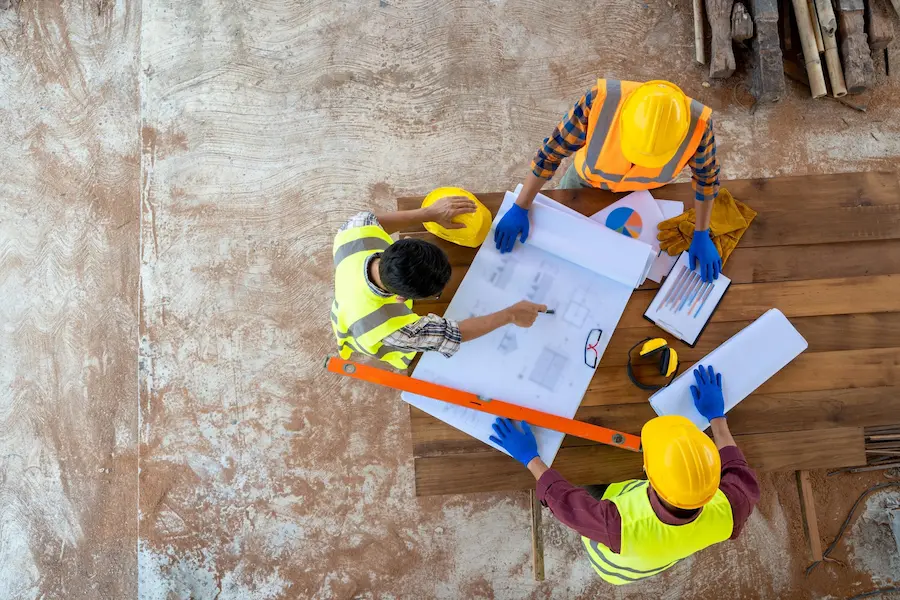 Comparación de costos de construcción entre proyectos comerciales y residenciales.