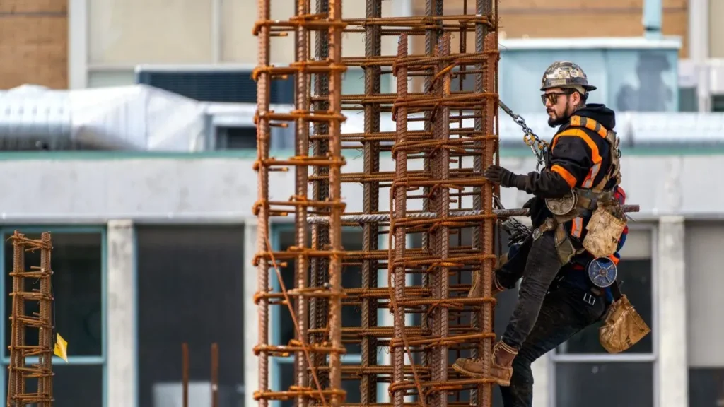 Obreros trabajando en el sitio, mostrando los factores que afectan los costos de construcción