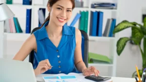 Emprendedor revisando documentos en una oficina para formalizar su emprendimiento.
