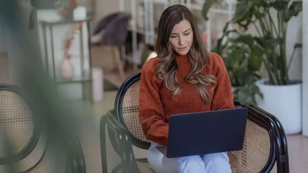 Dos personas revisando documentos para formalizar su emprendimiento en una oficina.