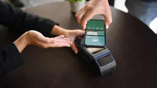 cliente pagando producto con smartphone