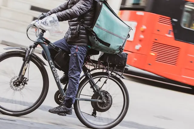 hombre en bicicleta