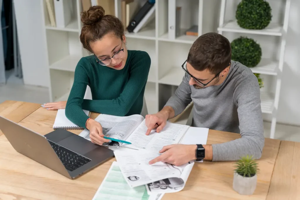 Estudiantes  estudian juntos