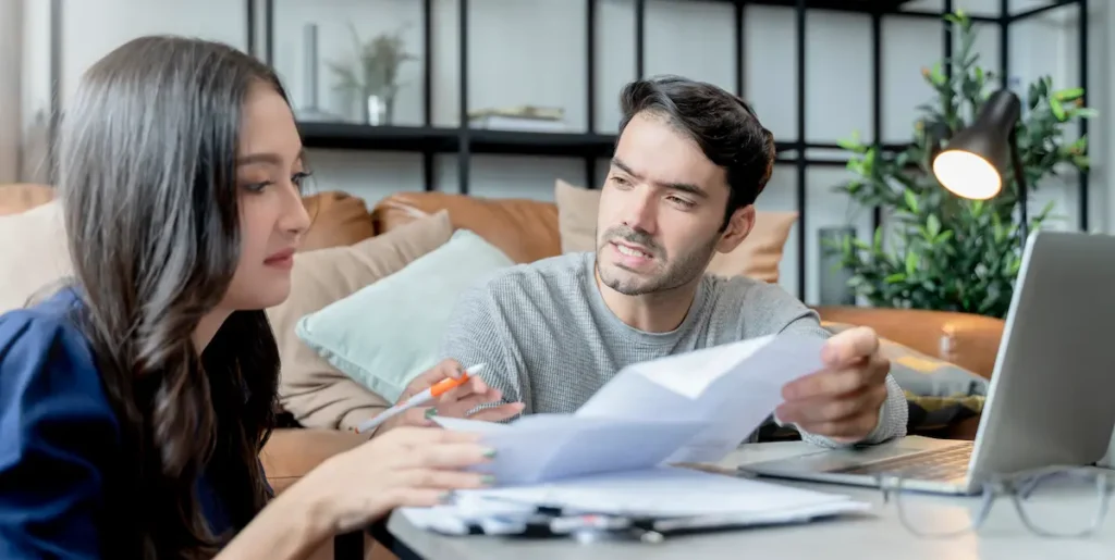 esposo y esposa discutiendo por el recibo de la factura 