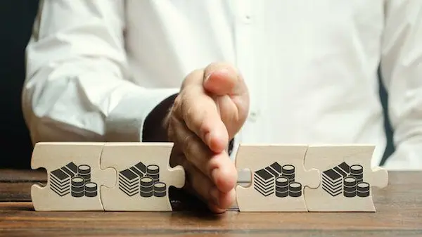 un hombre separando unas piezas de rompecabeza con la mano