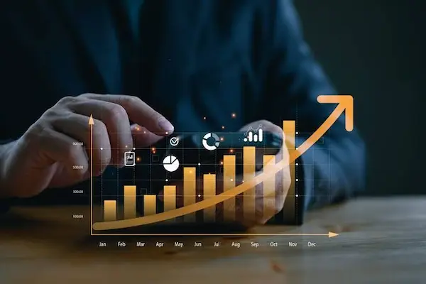 Un hombre realizando proyecciones de integración digital 