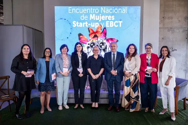 Mujeres liderando startups tecnológicas en Chile